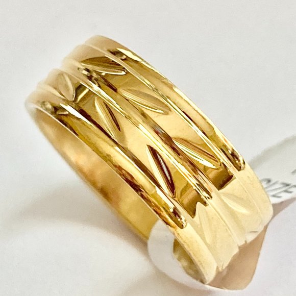 Elegant Embossed Gold Ring - Picture 4 of 12